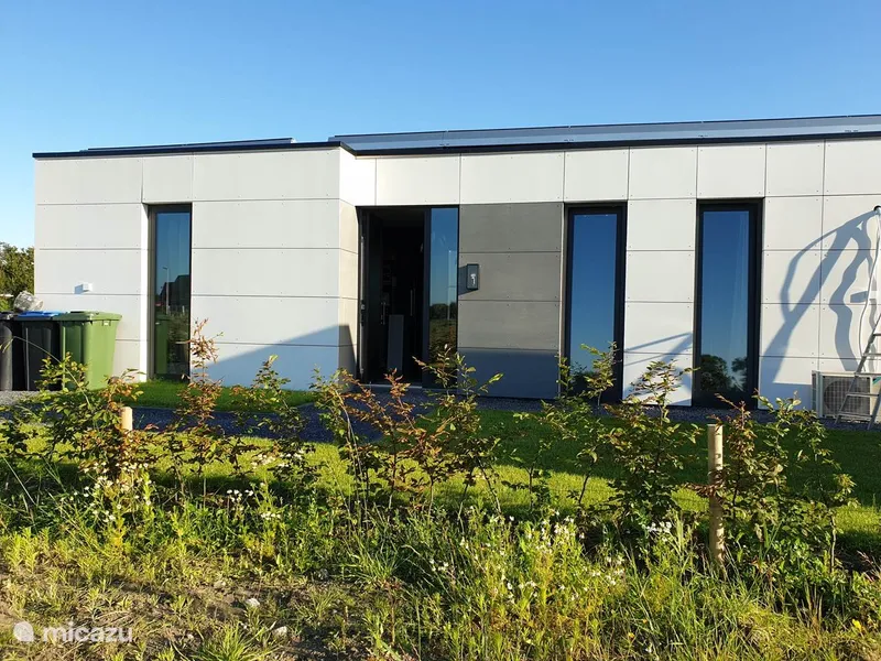 Kortgene tuin en zijgevel Kortgene vakantiewoning